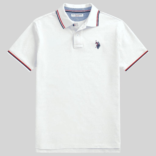 Camiseta polo blanca www.treshop.com.co con detalles tricolores en cuello y mangas y logo bordado en el pecho