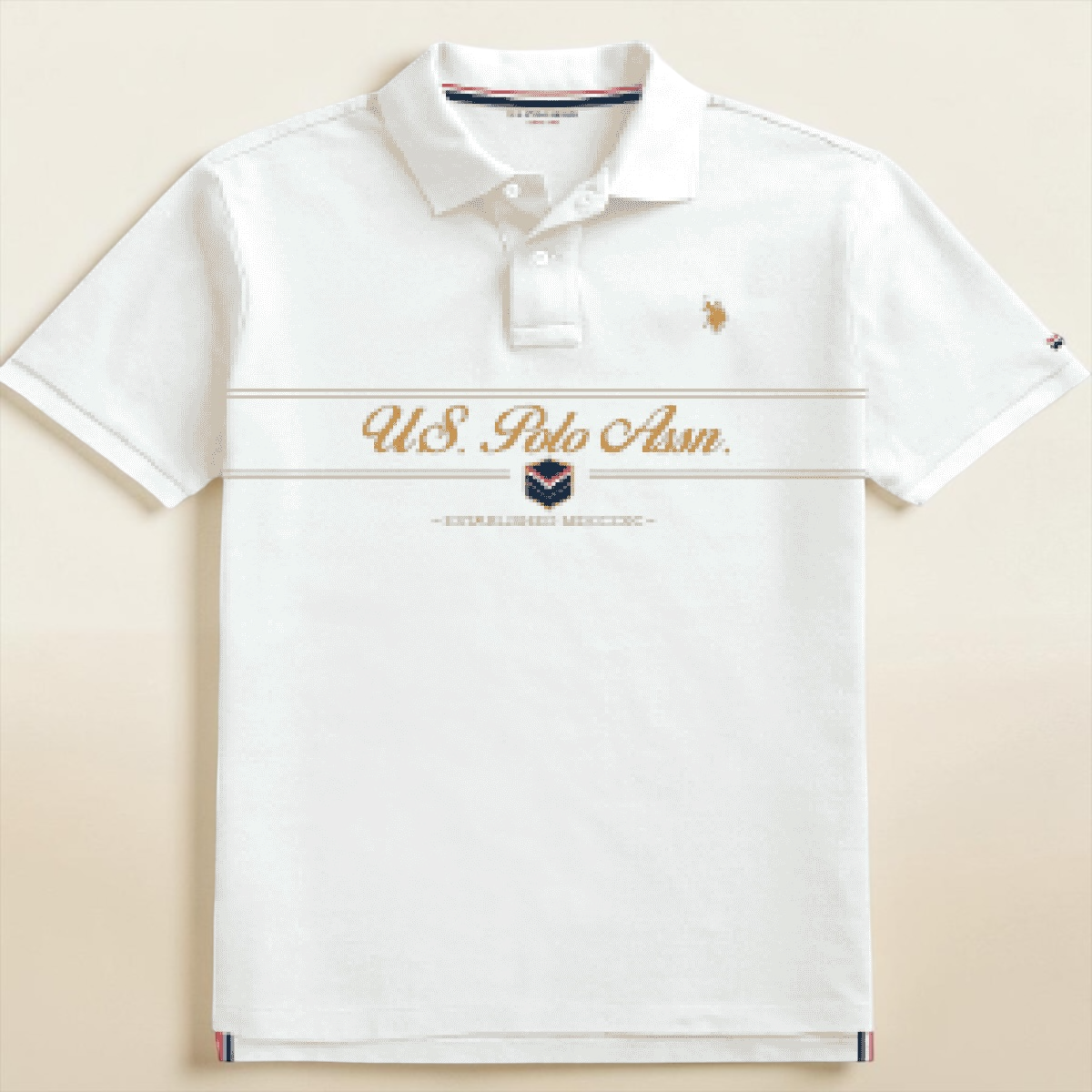 Camiseta polo blanca para hombre de www.treshop.com.co con logo estampado y detalles en cuello y mangas