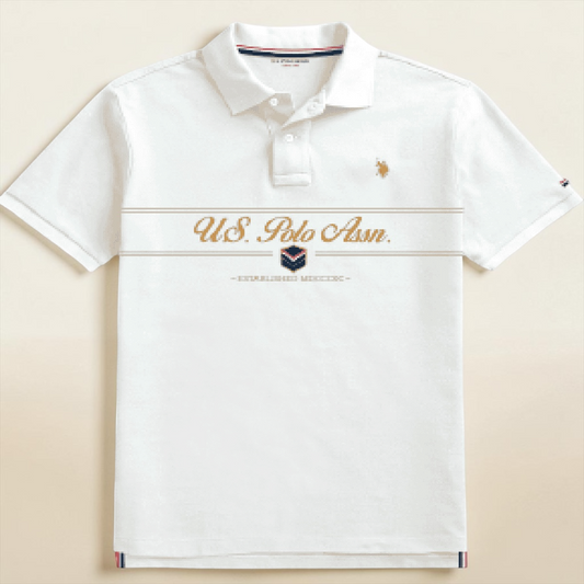 Camiseta polo blanca para hombre de www.treshop.com.co con logo estampado y detalles en cuello y mangas