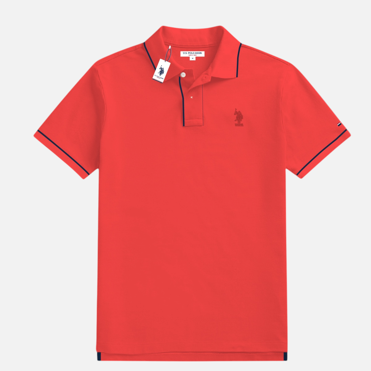 Camiseta polo roja para hombre de www.treshop.com.co con detalles en contraste en cuello y mangas y logo bordado. Marca U.S. Polo Assn.