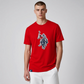 Hombre vistiendo camiseta roja de algodón www.treshop.com.co con estampado de jugador de polo y cuello redondo. Marca U.S. Polo Assn.