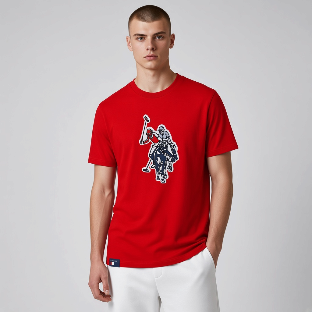 Hombre vistiendo camiseta roja de algodón www.treshop.com.co con estampado de jugador de polo y cuello redondo. Marca U.S. Polo Assn.