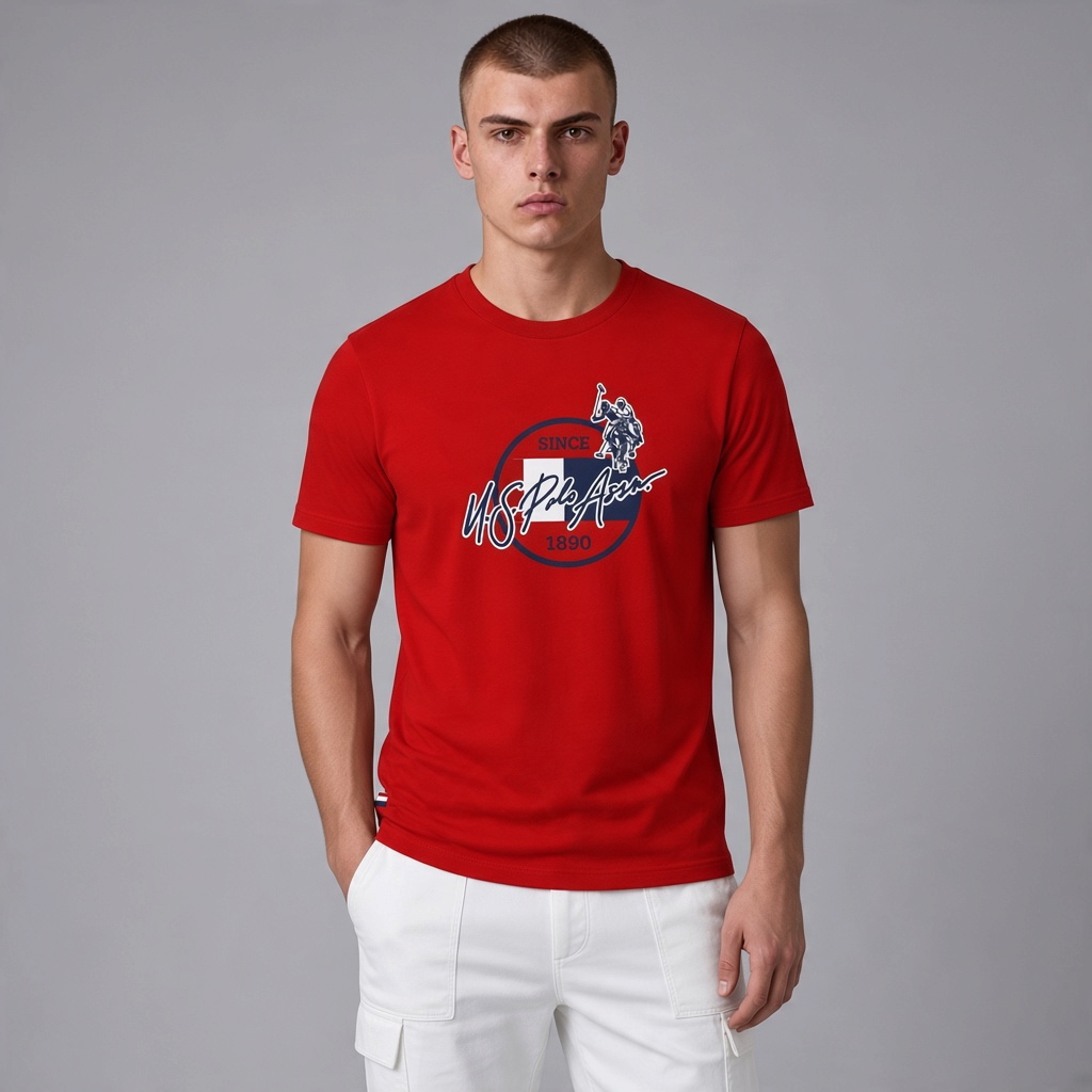 Hombre vistiendo camiseta roja de algodón U.S. Polo Assn. con logo estampado y cuello redondo, de www.treshop.com.co