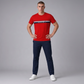 Camiseta roja de algodón U.S. POLO ASSN. con franja horizontal y logo, lucida por un modelo con pantalones azul marino.