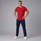 Hombre vistiendo camiseta roja de algodón www.treshop.com.co con logo U.S. POLO ASSN. y cuello redondo tricolor