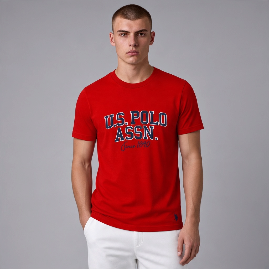 Hombre vistiendo camiseta roja de algodón U.S. Polo Assn. con logo estampado y cuello redondo