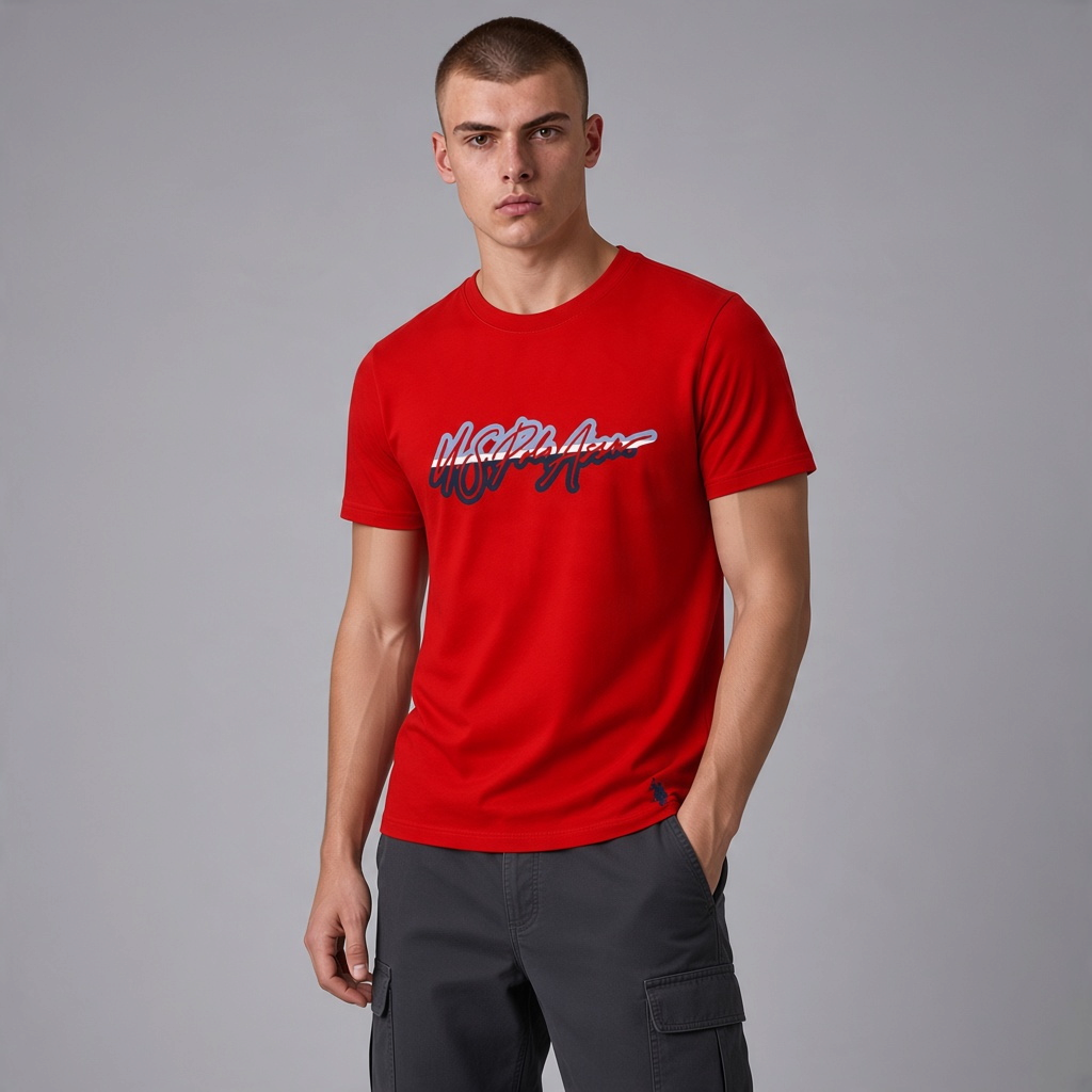 Camiseta roja de algodón U.S. POLO ASSN. con logo estampado y cuello redondo, vestida por un modelo en www.treshop.com.co