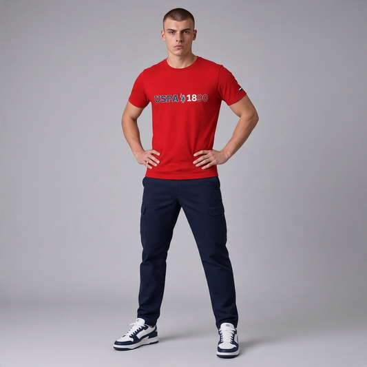 Hombre vistiendo camiseta roja de algodón U.S. POLO ASSN. con logo estampado y cuello redondo