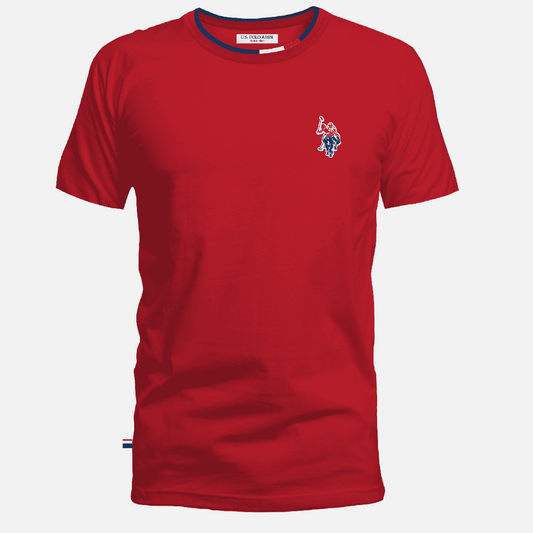 Camiseta roja de algodón U.S. POLO ASSN. para hombre con cuello redondo azul marino y logo bordado en www.treshop.com.co