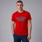 Hombre vistiendo camiseta roja de algodón www.treshop.com.co con estampado gráfico frontal y logo bordado