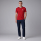 Hombre vistiendo camiseta roja de algodón U.S. POLO ASSN. con cuello redondo azul y logo bordado de www.treshop.com.co
