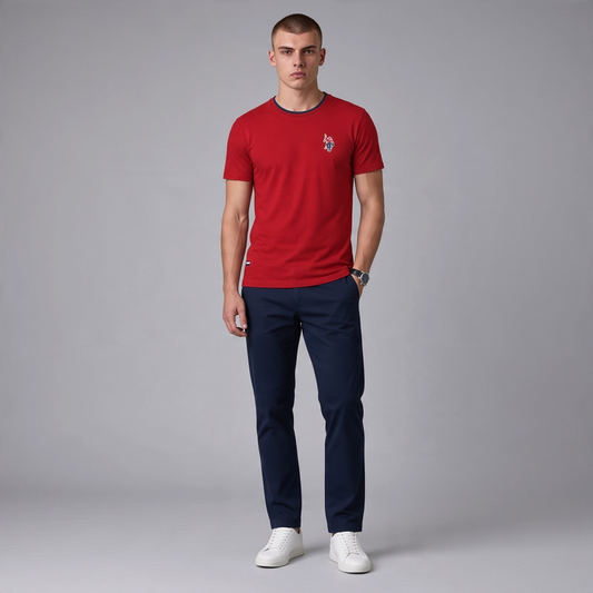 Hombre vistiendo camiseta roja de algodón U.S. POLO ASSN. con cuello redondo azul y logo bordado de www.treshop.com.co