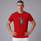 Hombre vistiendo camiseta roja de algodón con estampado gráfico de U.S. POLO ASSN. disponible en www.treshop.com.co