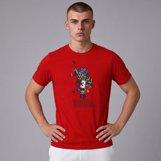 Hombre vistiendo camiseta roja de algodón con estampado gráfico de U.S. POLO ASSN. disponible en www.treshop.com.co