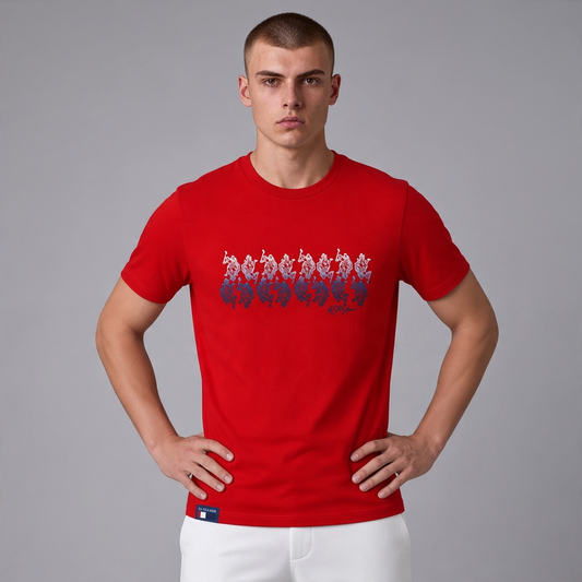 Hombre vistiendo camiseta roja de algodón www.treshop.com.co con estampado frontal del logo y cuello redondo
