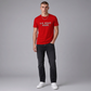 Hombre vistiendo camiseta roja de algodón U.S. POLO ASSN. con logo estampado, combinada con vaqueros oscuros.