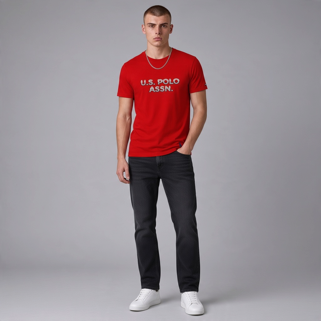 Hombre vistiendo camiseta roja de algodón U.S. POLO ASSN. con logo estampado, combinada con vaqueros oscuros.
