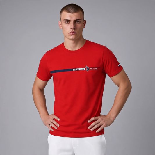 Hombre vistiendo camiseta roja de algodón U.S. POLO ASSN. con franja horizontal y logo en el pecho de www.treshop.com.co
