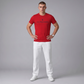 Hombre vistiendo camiseta roja de manga corta www.treshop.com.co con logotipo bordado y pantalones blancos