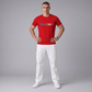 Hombre vistiendo camiseta roja de manga corta www.treshop.com.co con logo USPA 1890 y pantalones cargo blancos