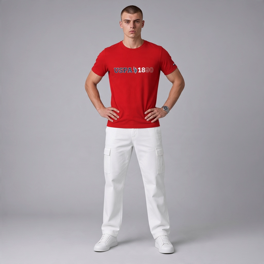 Hombre vistiendo camiseta roja de manga corta www.treshop.com.co con logo USPA 1890 y pantalones cargo blancos
