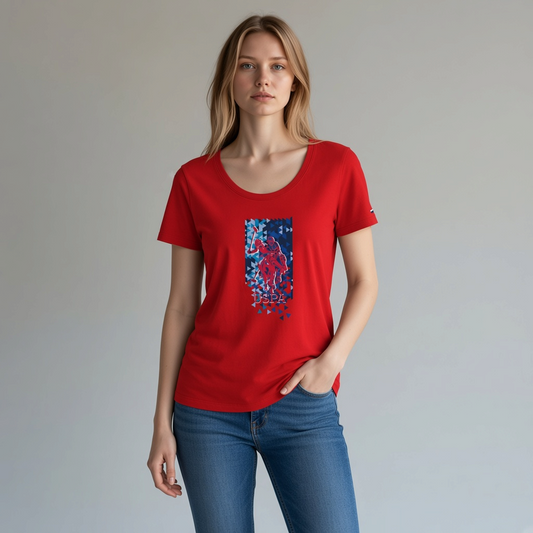 Mujer vistiendo camiseta roja de manga corta www.treshop.com.co con logo gráfico y formas geométricas azules