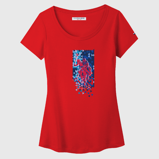 Camiseta roja de mujer www.treshop.com.co con cuello redondo y estampado gráfico geométrico del logo U.S. POLO ASSN.