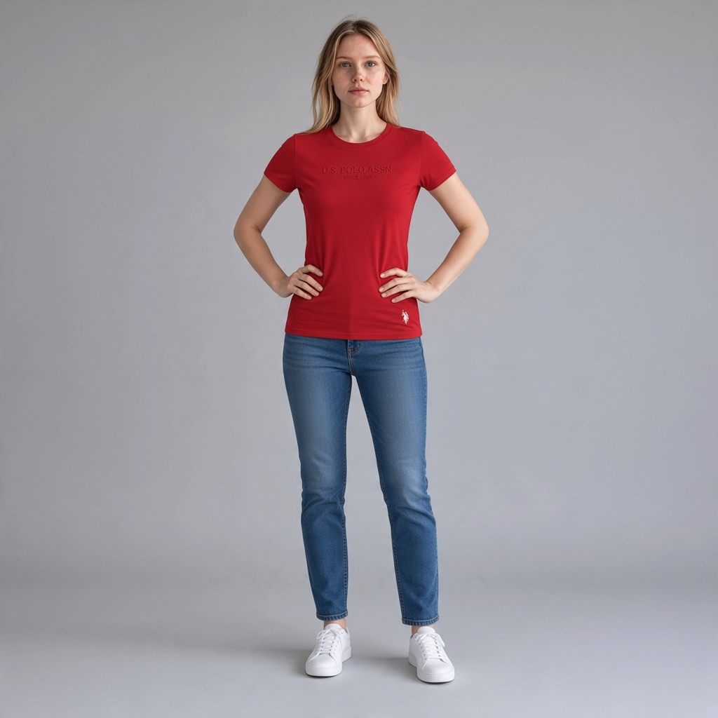 Modelo vistiendo camiseta roja de mujer www.treshop.com.co con logo bordado, combinada con jeans y tenis blancos