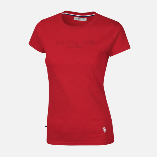 Camiseta roja para mujer de www.treshop.com.co con logotipo bordado y cuello redondo de estilo deportivo casual