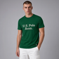 Hombre vistiendo camiseta verde de algodón U.S. Polo Assn. con logo estampado en el pecho y detalle bordado en www.treshop.com.co