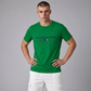 Hombre vistiendo camiseta verde de cuello redondo U.S. POLO ASSN. con logo estampado en el pecho