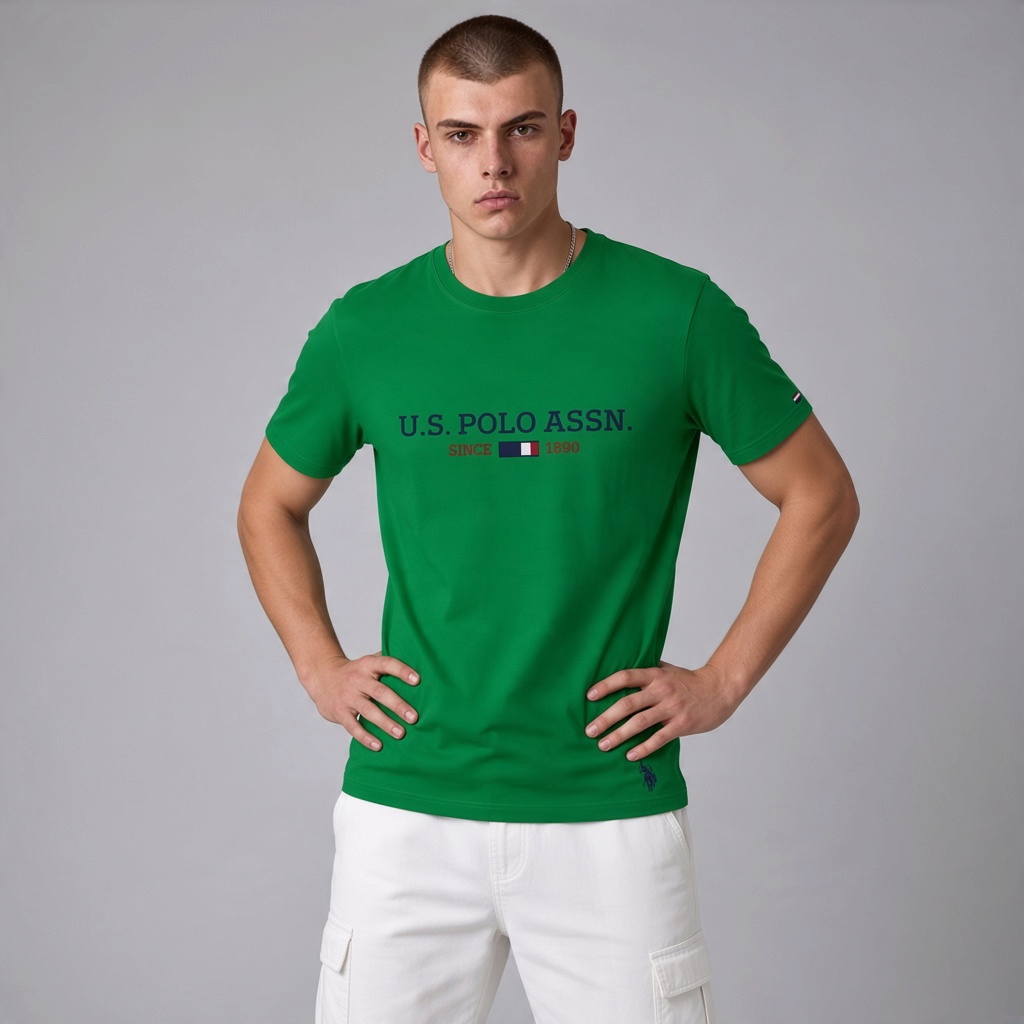 Hombre vistiendo camiseta verde de cuello redondo U.S. POLO ASSN. con logo estampado en el pecho