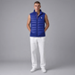 Hombre vistiendo chaleco acolchado azul U.S. Polo Assn. de www.treshop.com.co con logo bordado y cierre de cremallera