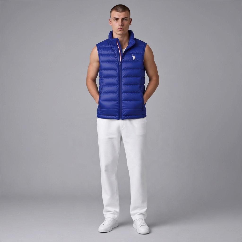 Hombre vistiendo chaleco acolchado azul U.S. Polo Assn. de www.treshop.com.co con logo bordado y cierre de cremallera
