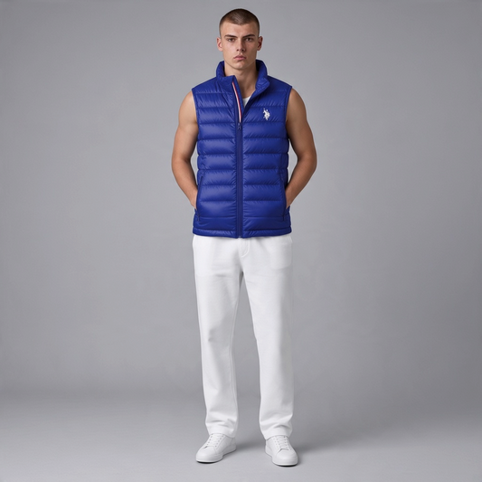 Hombre vistiendo chaleco acolchado azul U.S. Polo Assn. de www.treshop.com.co con logo bordado y cierre de cremallera