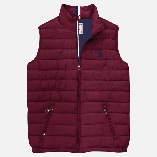 Chaleco acolchado burdeos para hombre de www.treshop.com.co con cierre de cremallera y logo bordado en el pecho