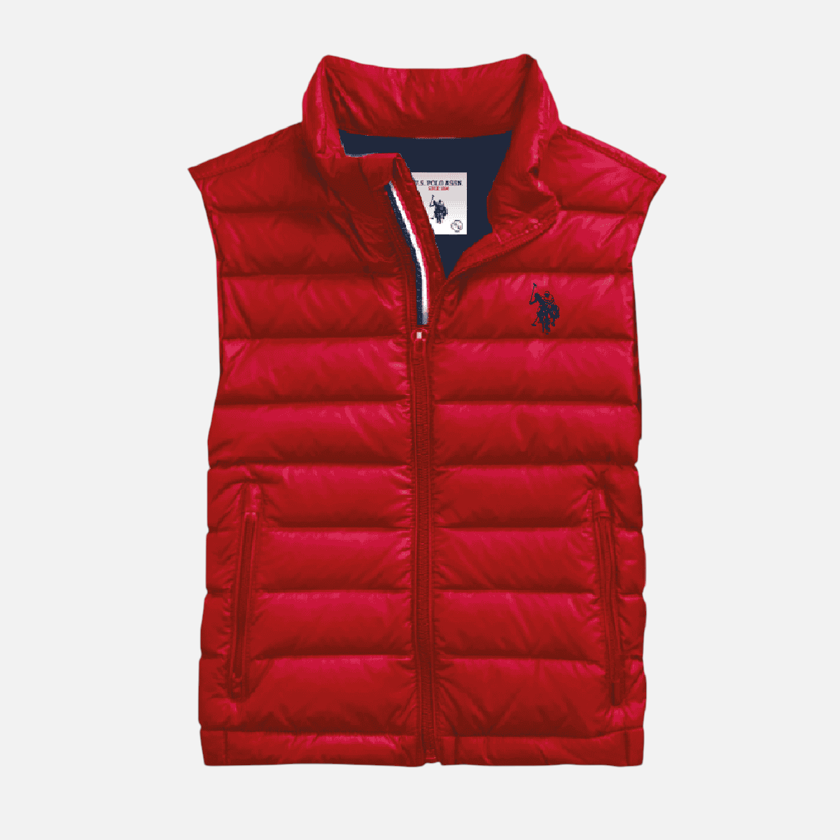 Chaleco acolchado rojo para hombre U.S. Polo Assn. de www.treshop.com.co con cierre de cremallera, cuello alto y logo bordado.