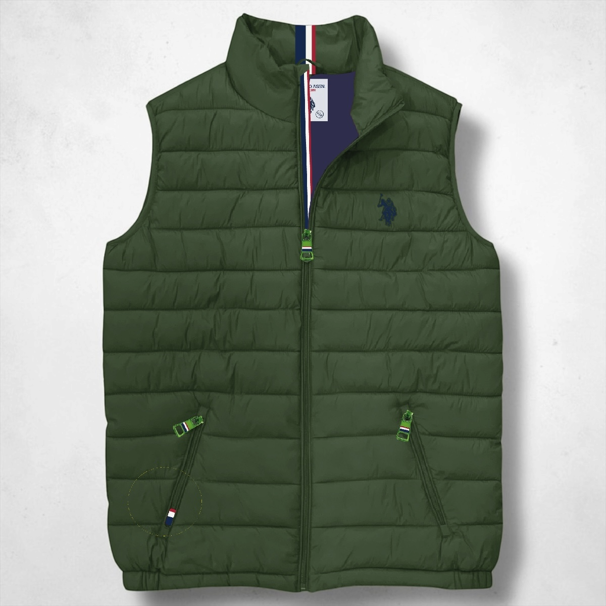 Chaleco acolchado verde oliva para hombre de www.treshop.com.co con cierre frontal y logo bordado en el pecho