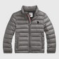Chaqueta acolchada gris para hombre de www.treshop.com.co con cuello alto, cierre de cremallera y logo bordado.