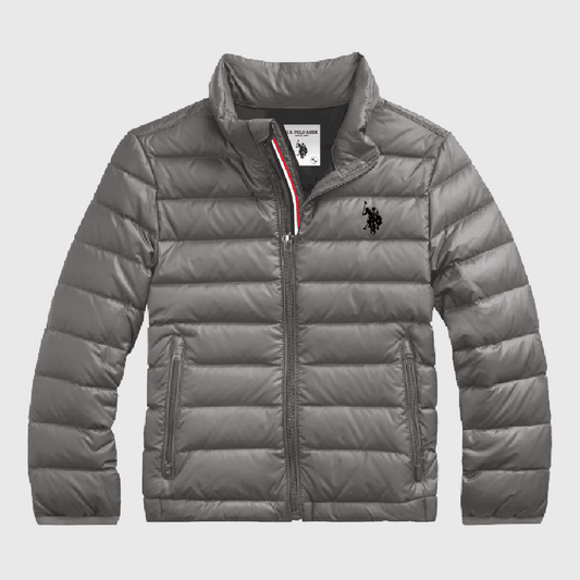 Chaqueta acolchada gris para hombre de www.treshop.com.co con cuello alto, cierre de cremallera y logo bordado.