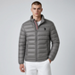 Hombre vistiendo chaqueta acolchada gris www.treshop.com.co con cuello alto, cremallera y logo bordado en el pecho