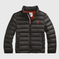 Chaqueta acolchada negra www.treshop.com.co con forro naranja, cuello alzado y logo bordado en el pecho