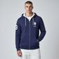 Hombre vistiendo chaqueta azul marino con capucha forrada en borrego y logo de www.treshop.com.co en el pecho