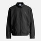 Chaqueta casual negra para hombre de www.treshop.com.co con cremallera, cuello estructurado y logo bordado en el pecho.