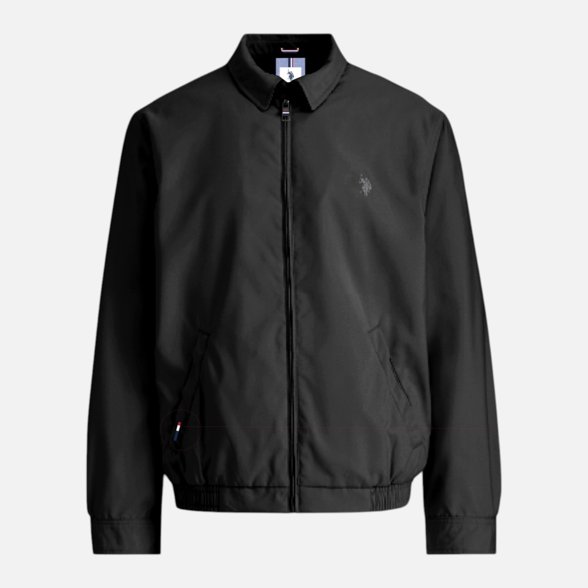 Chaqueta casual negra para hombre de www.treshop.com.co con cremallera, cuello estructurado y logo bordado en el pecho.
