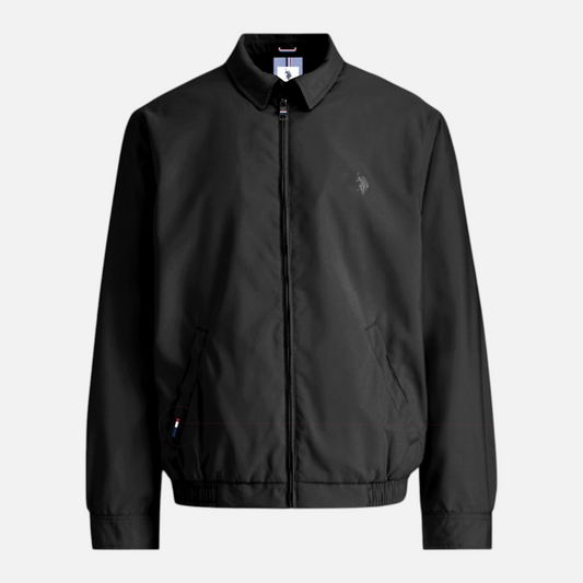 Chaqueta casual negra para hombre de www.treshop.com.co con cremallera, cuello estructurado y logo bordado en el pecho.