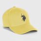 Gorra deportiva www.treshop.com.co amarilla de algodón con visera curva y bordado de jugador de polo en contraste