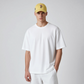 Modelo con gorra amarilla www.treshop.com.co de algodón con bordado de polo y número tres, estilo casual y deportivo.