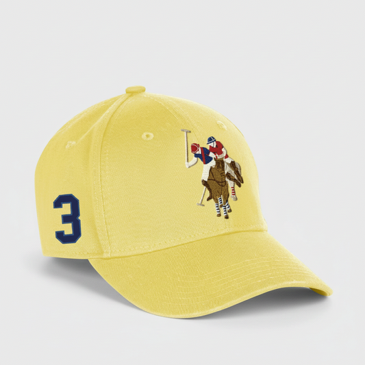Gorra de béisbol amarilla www.treshop.com.co de algodón con bordado de jugador de polo y número tres en el lateral.