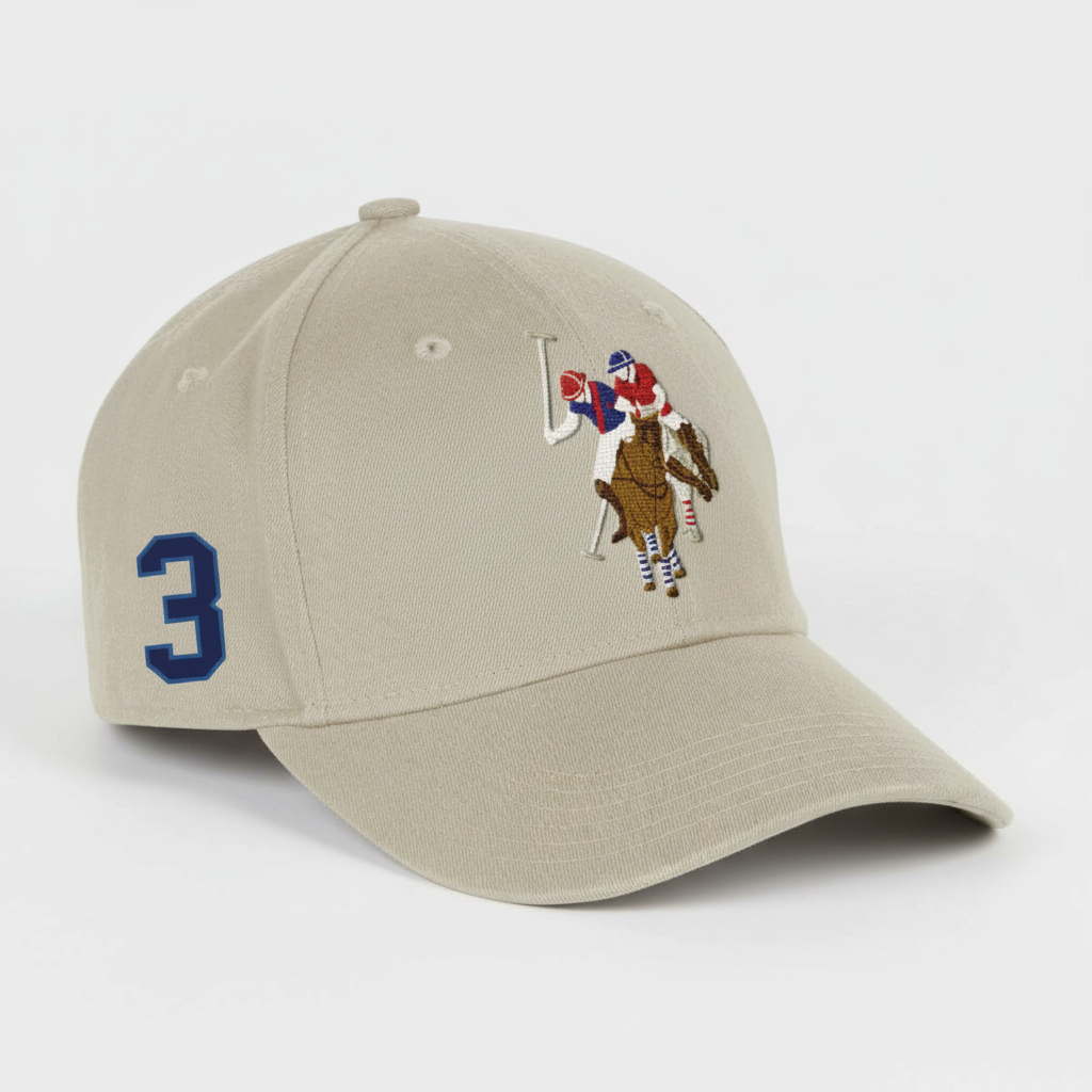 Gorra beige www.treshop.com.co con bordado de jugador de polo y numero tres azul en el lateral